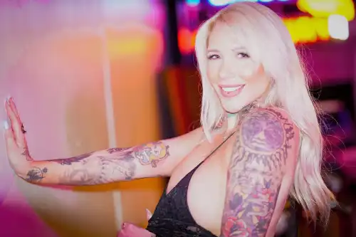Avastonetv - Available for shows - HD webcam performer